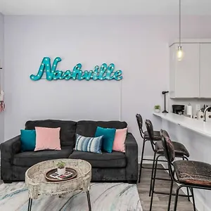  Apartment 3 Bed, 1 Bedroom With Washer, Dryer And Parking