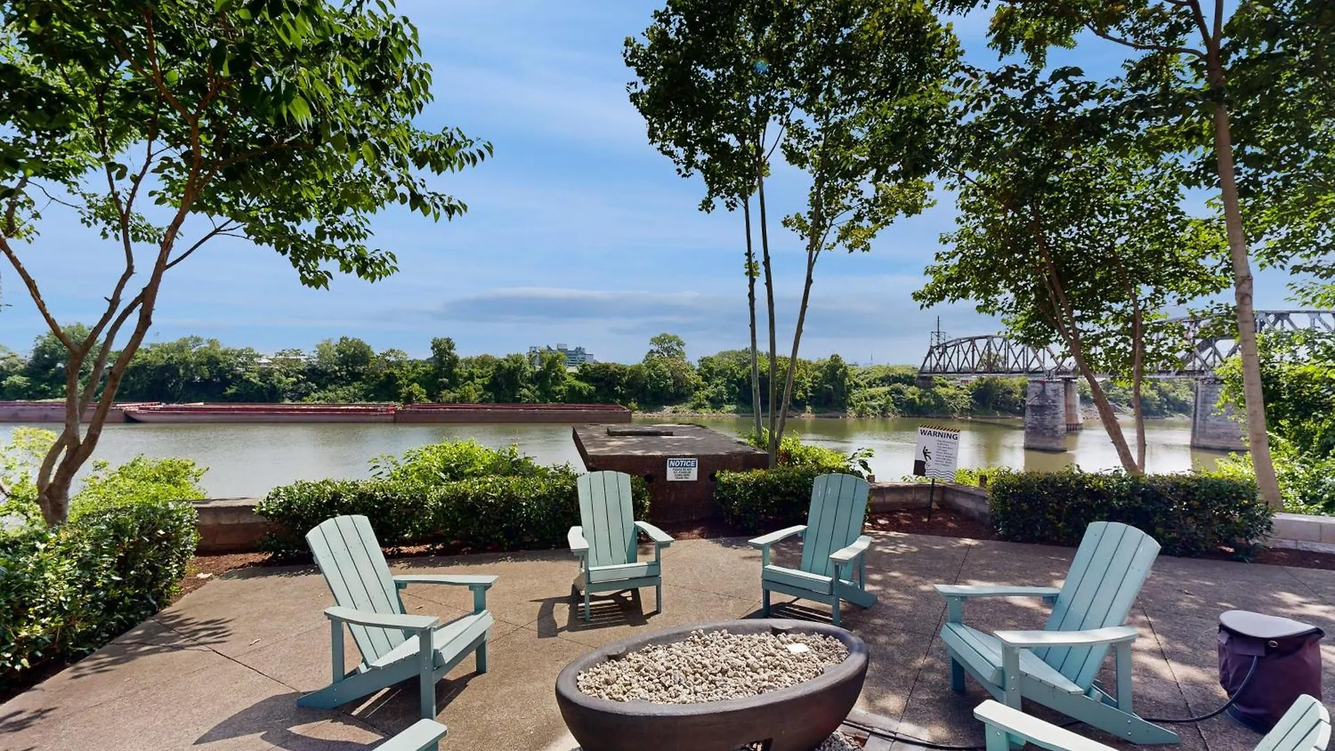 Rollin' On The River Nashville 0*,
